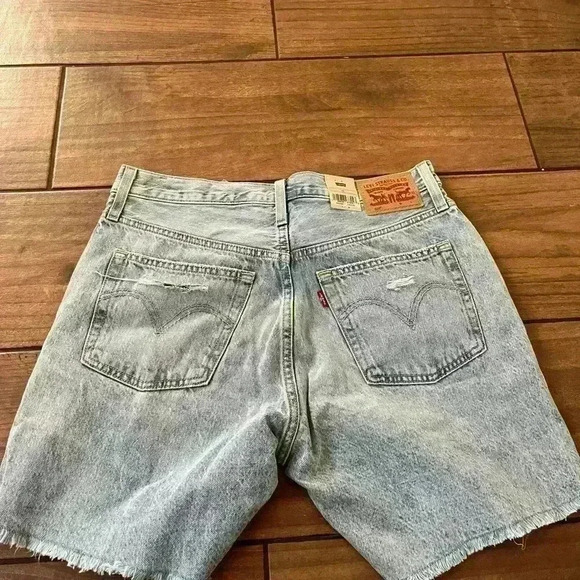 NWT Levi 501 high waisted distressed shorts/jorts size 30 - Picture 2 of 3